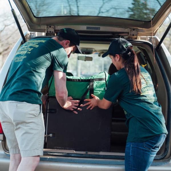 FRN volunteers putting food in trunk
